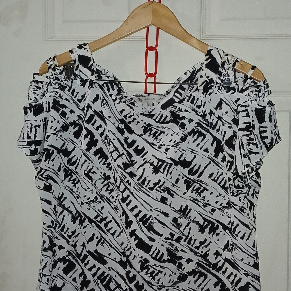 BCBGeneration Black & White Cold-Shoulder Print Blouse